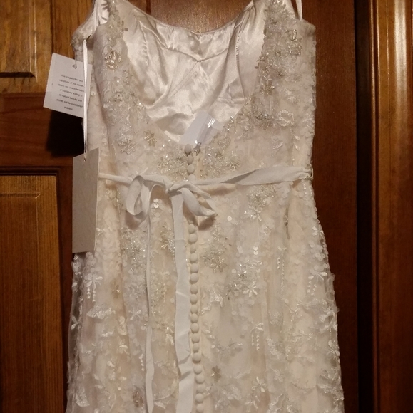 Wedding dress - Picture 2 of 4